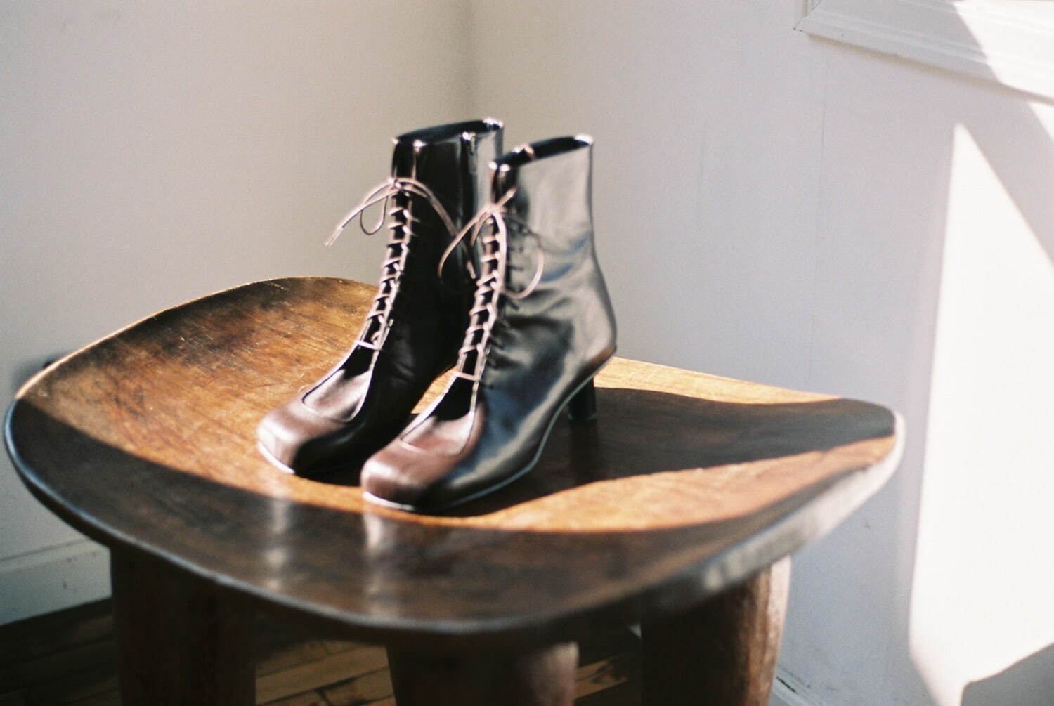 アキラナカ新作“ローファー＆パンプス”を融合したシューズ、レザーの