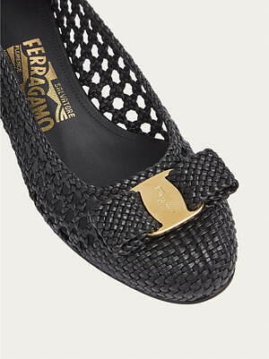 フェラガモのシューズ「ヴァラ」「ヴァリナ」に“編み上げレザー×リボン