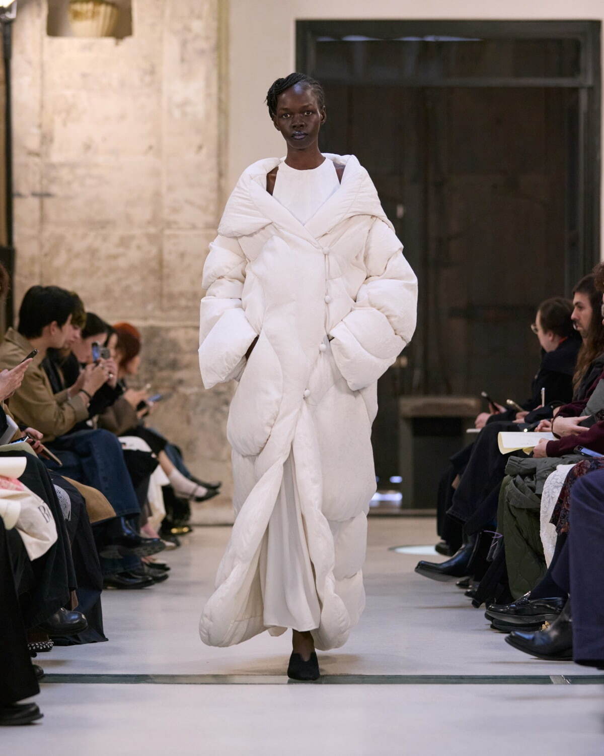 マメ クロゴウチ 2025-26年秋冬コレクション、柔らかく体を包み込む