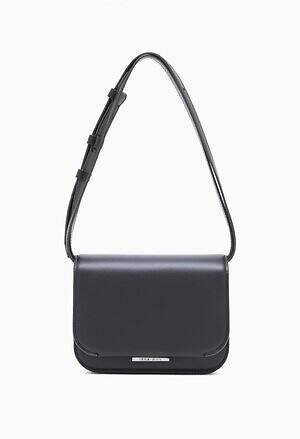 ジョルジオ アルマーニ“ジャケットのラペル”着想レザーバッグ