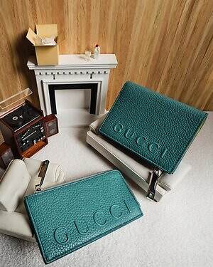 グッチ“ダブルG”煌めくバイカラーのレザー財布＆ターコイズブルーの