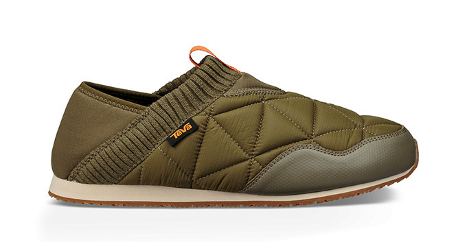 Tevaのスニーカー「エンバー モック」キルティングのアッパー、古き