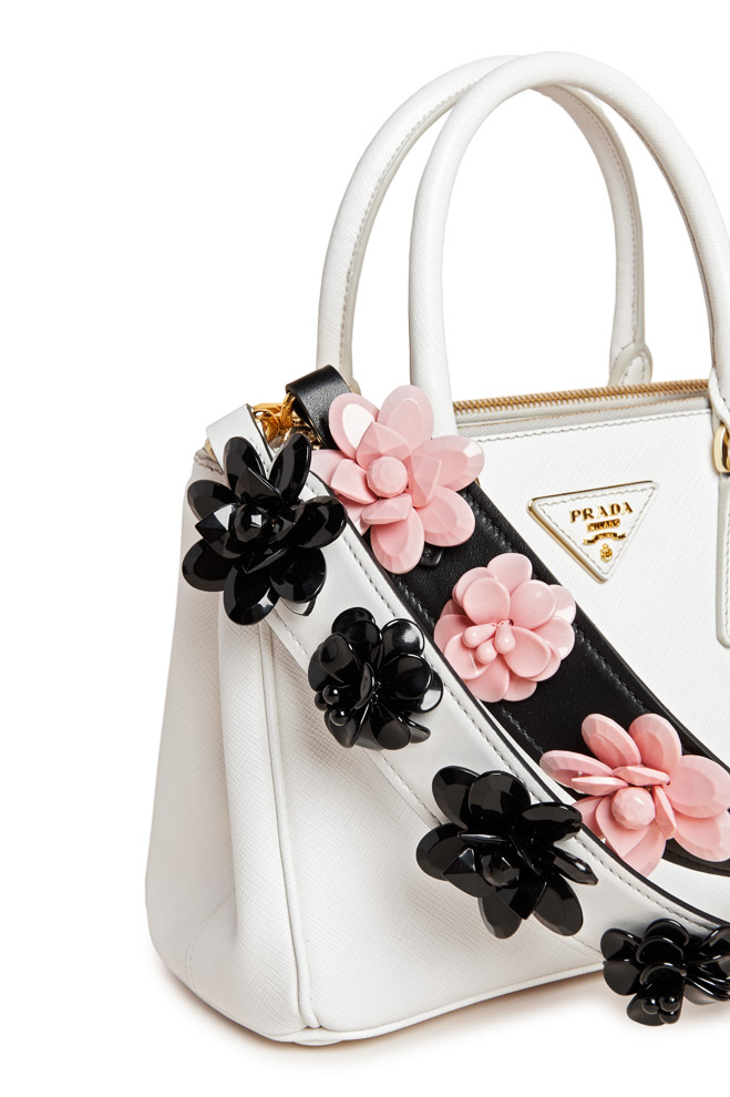 プラダ」立体的な花モチーフのバッグストラップ発売