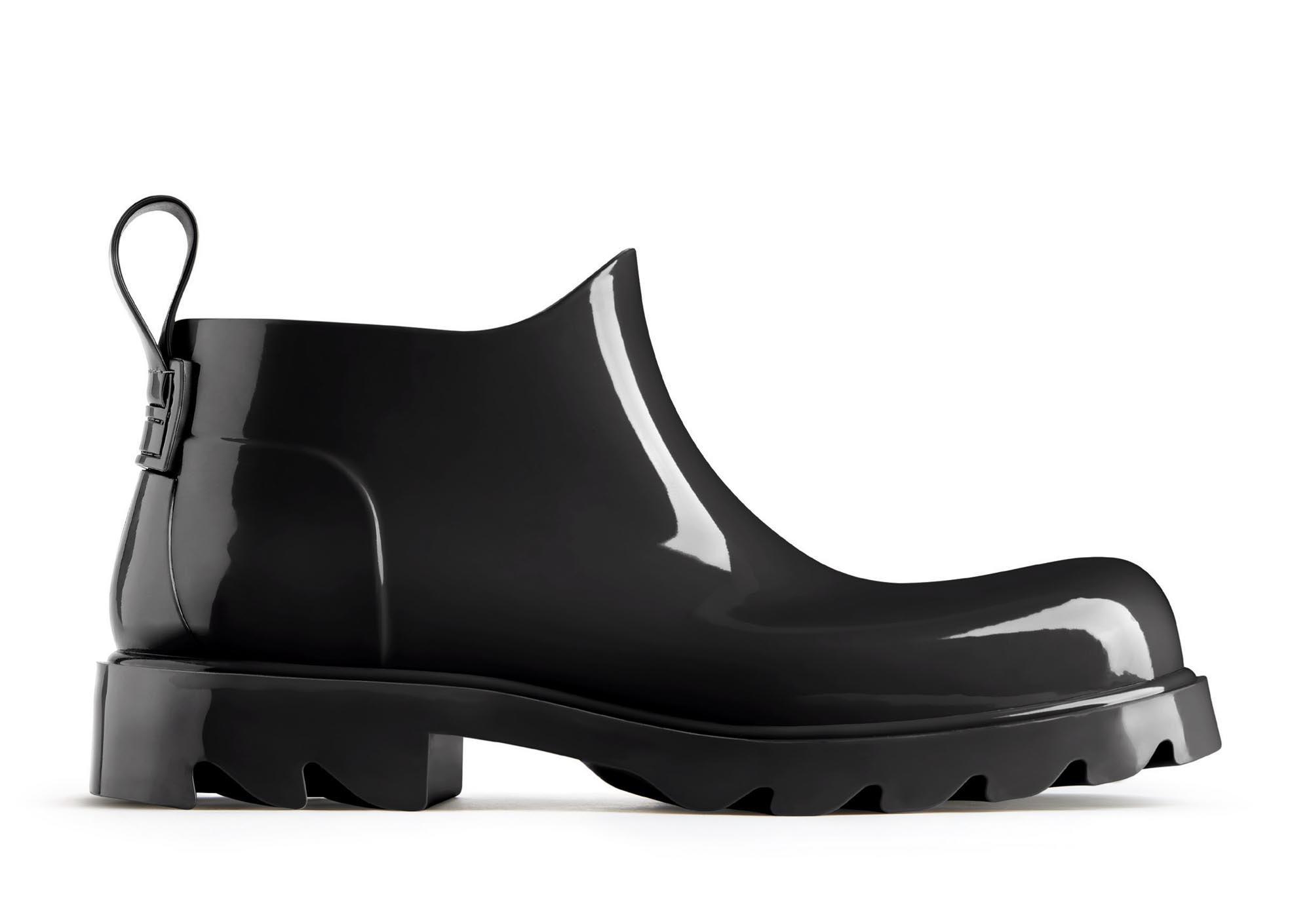 ボッテガ・ヴェネタがアンクルブーツ「ストライド」発売、オールラバー