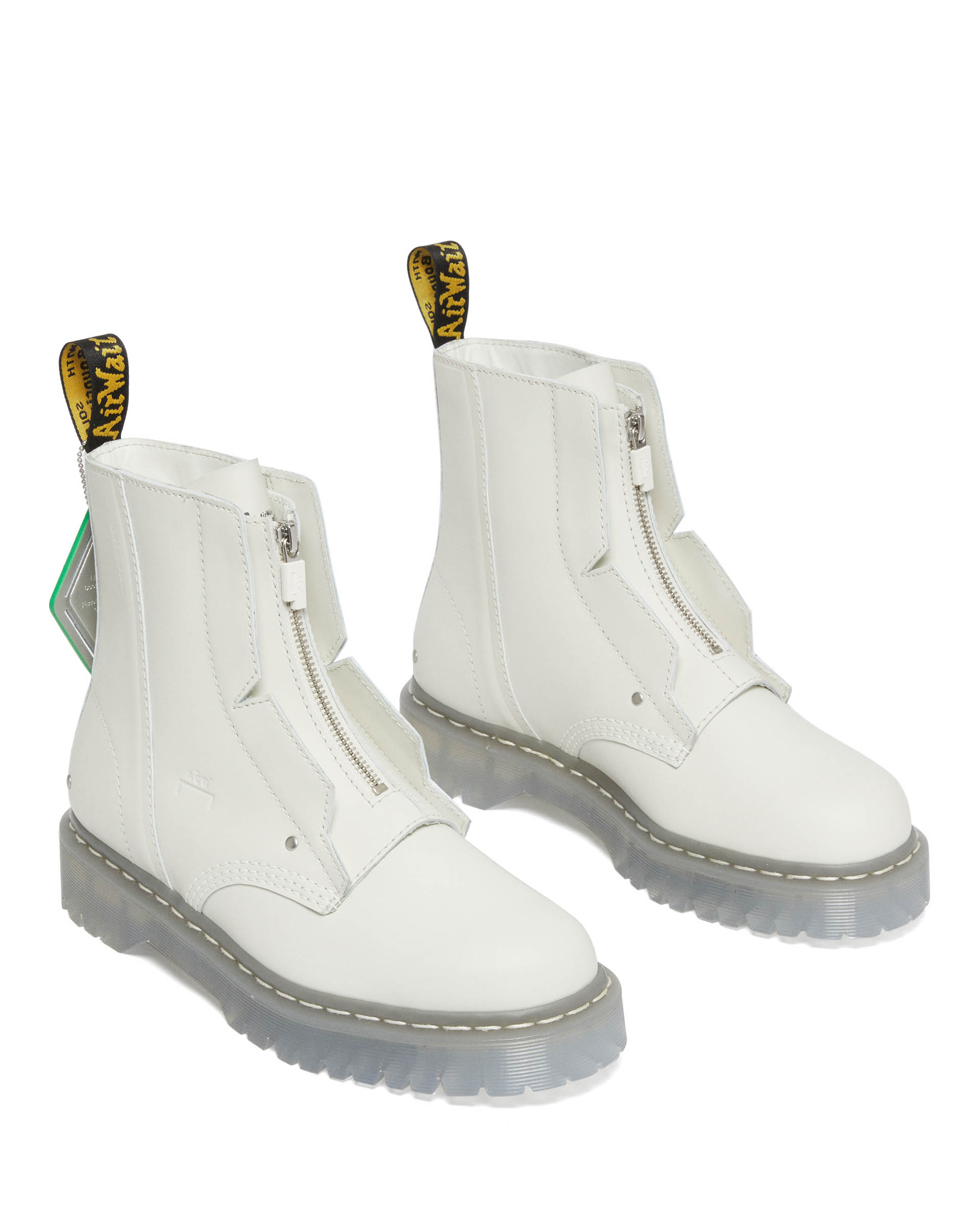 ドクターマーチン」卯年を記念したコレクション ディテールにレッドを採用