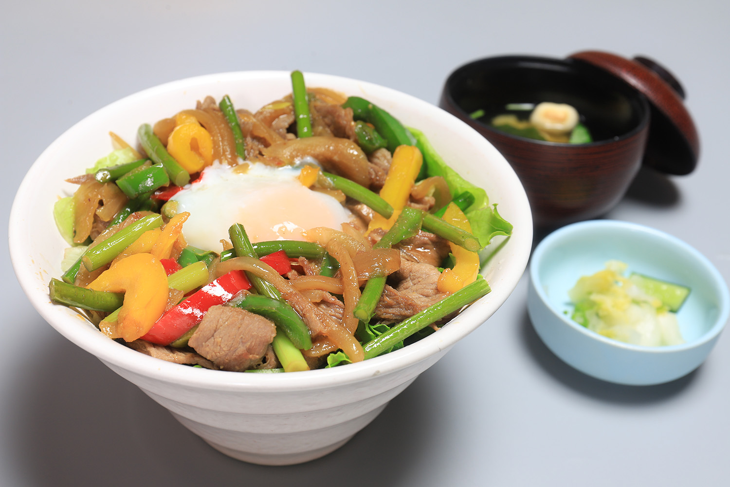 暑い夏を乗り切る！スタミナ満点夏メニューの販売スタート！タレント