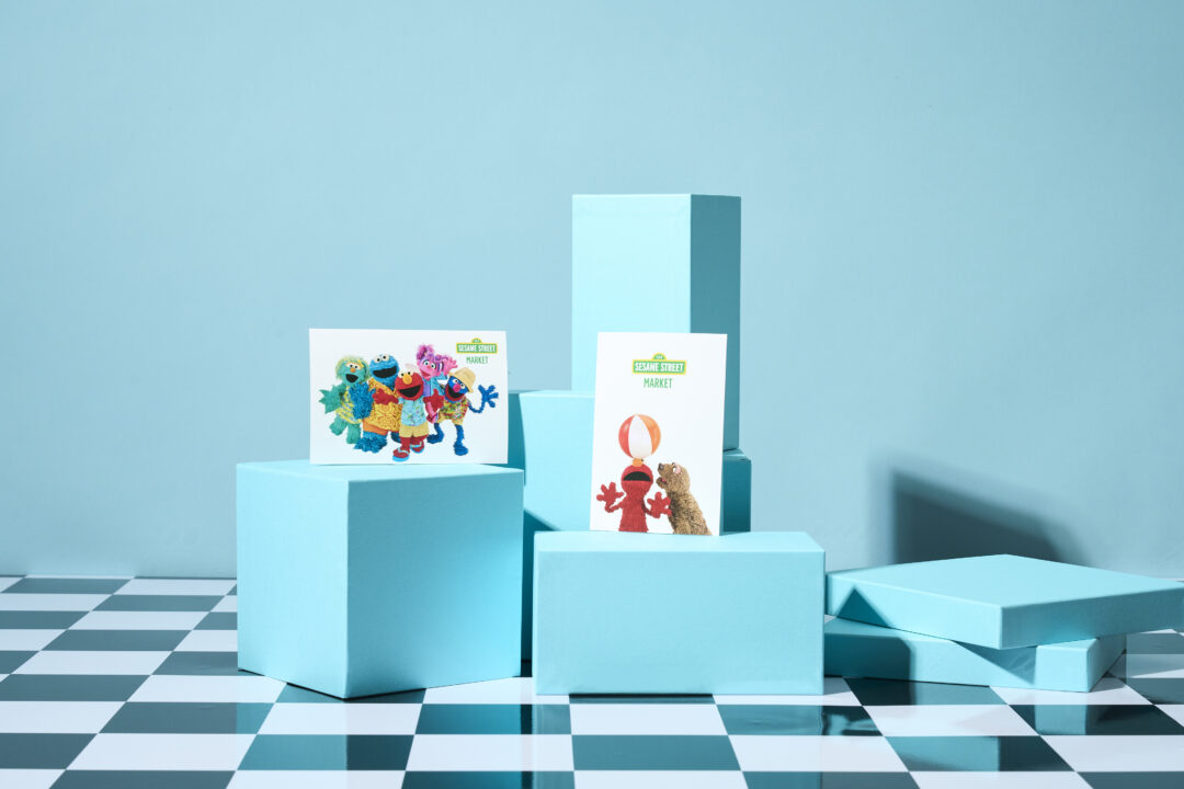 ミントブルー”カラーに染まったエルモ、クッキーモンスターの