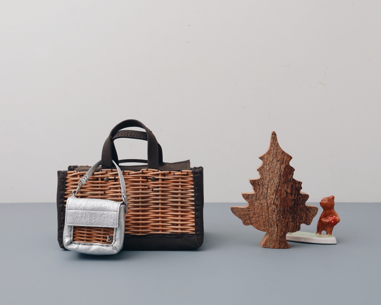 ebagos エバゴス ソフトメタリック 籐付きミニサイフ