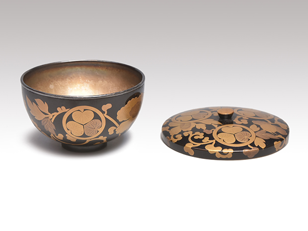 徳川家 三つ葉葵紋に牡丹唐草蒔絵蓋付椀 内銀張り 江戸中期頃 | 古美術