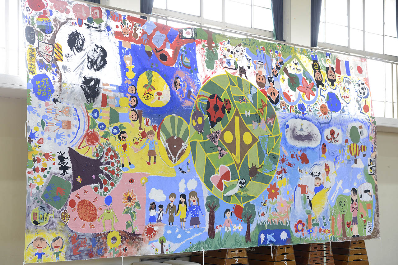 境谷小レジデンス」メンバーが制作指導を行った「キッズゲルニカ」の