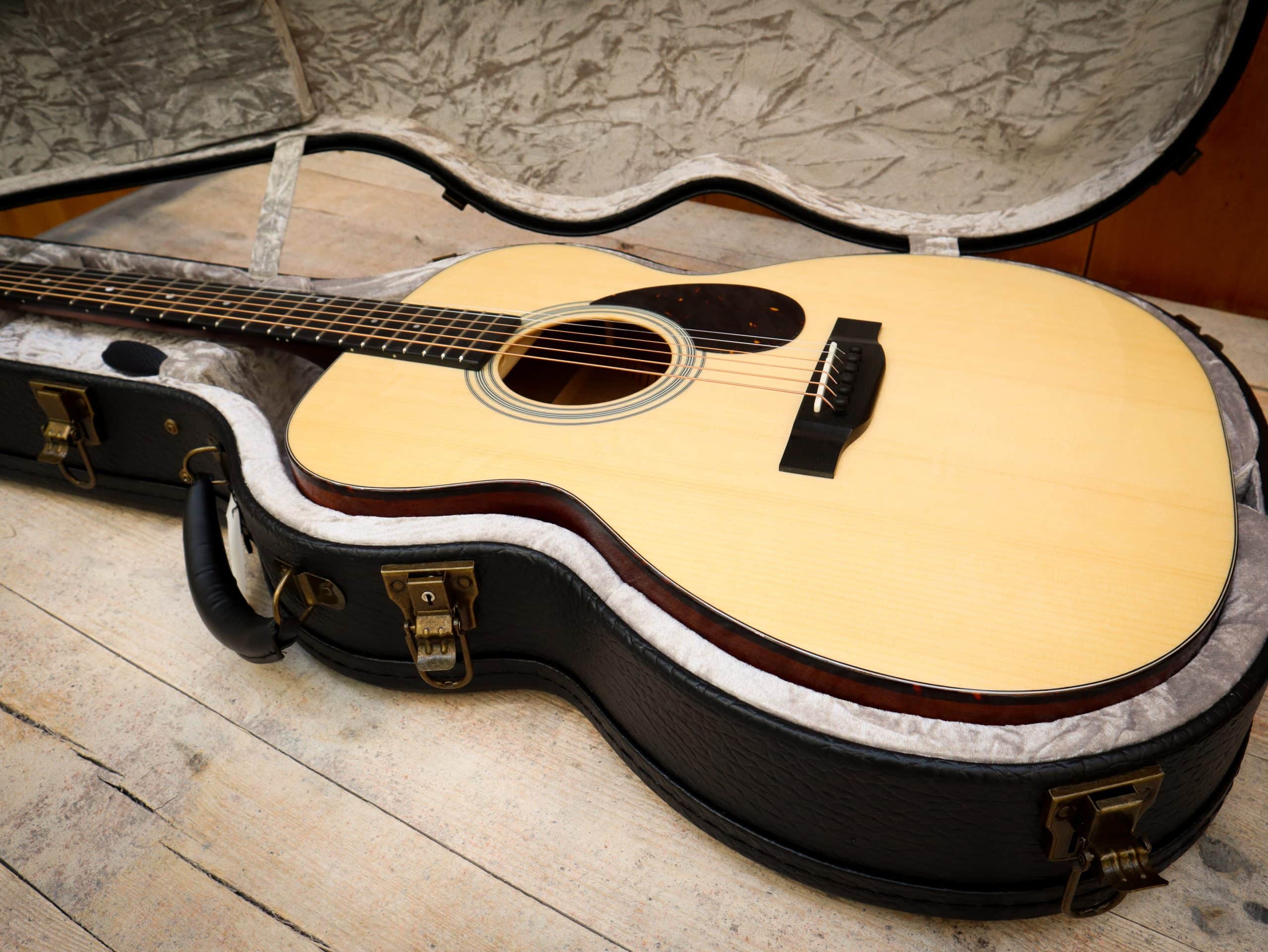 Eastman E10 OM - Kauffmann's Guitar Store