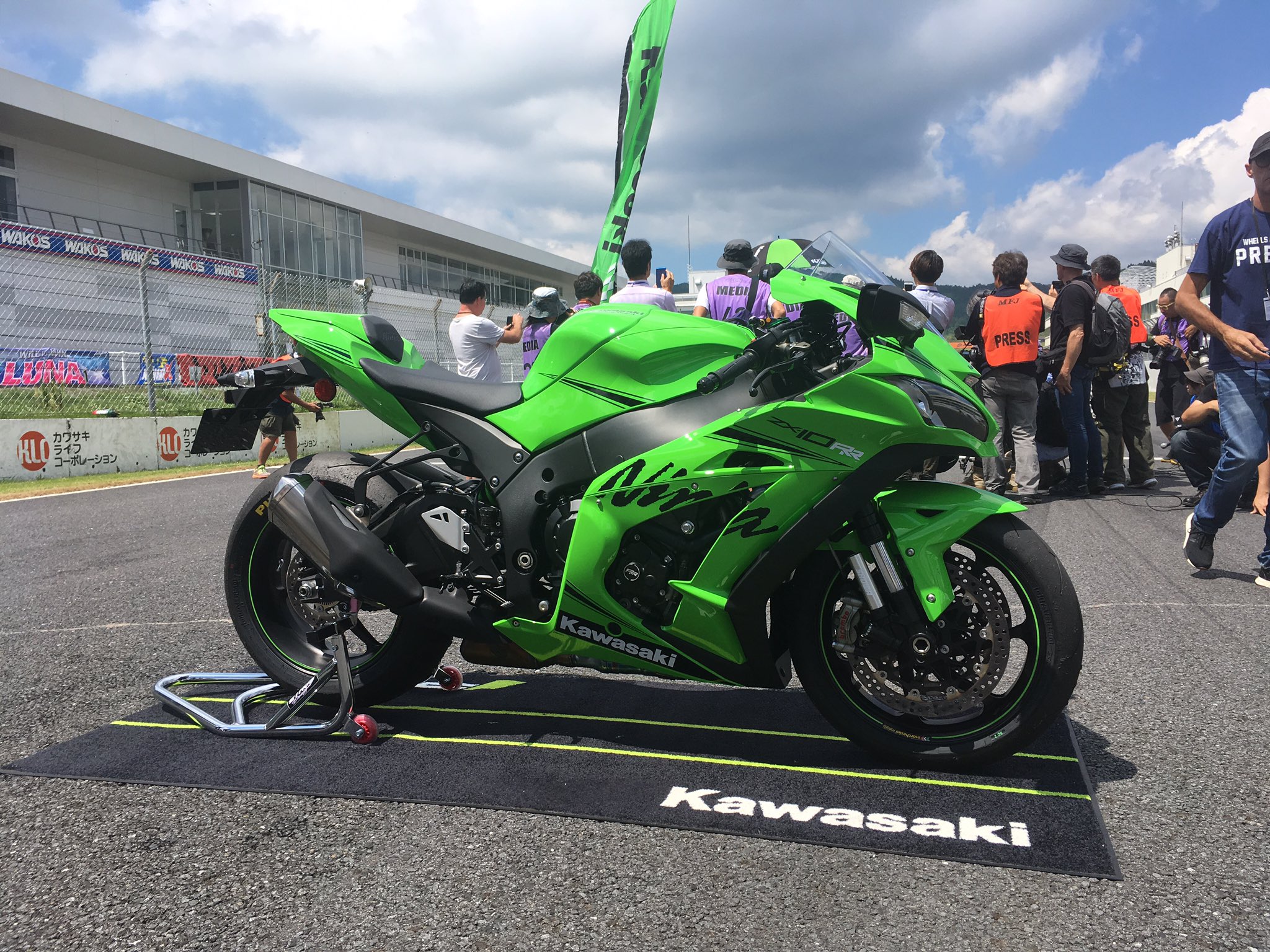 Ninja ZX-10R/RR/R SE］熟成された新型2019年モデルが、ジョナサン