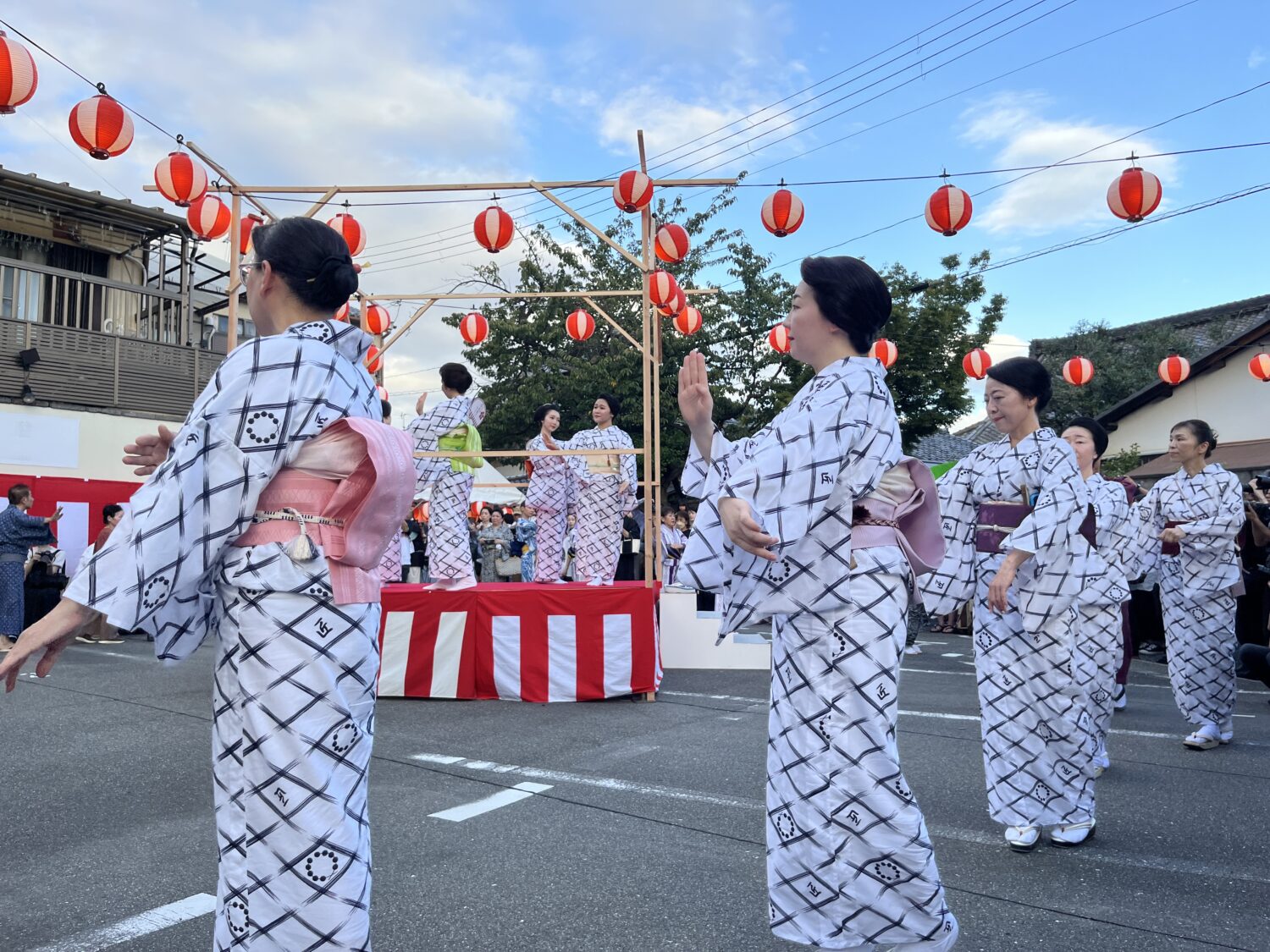 地域住民も芸舞妓さんも観光客もみんな一緒に！上七軒の「盆踊り