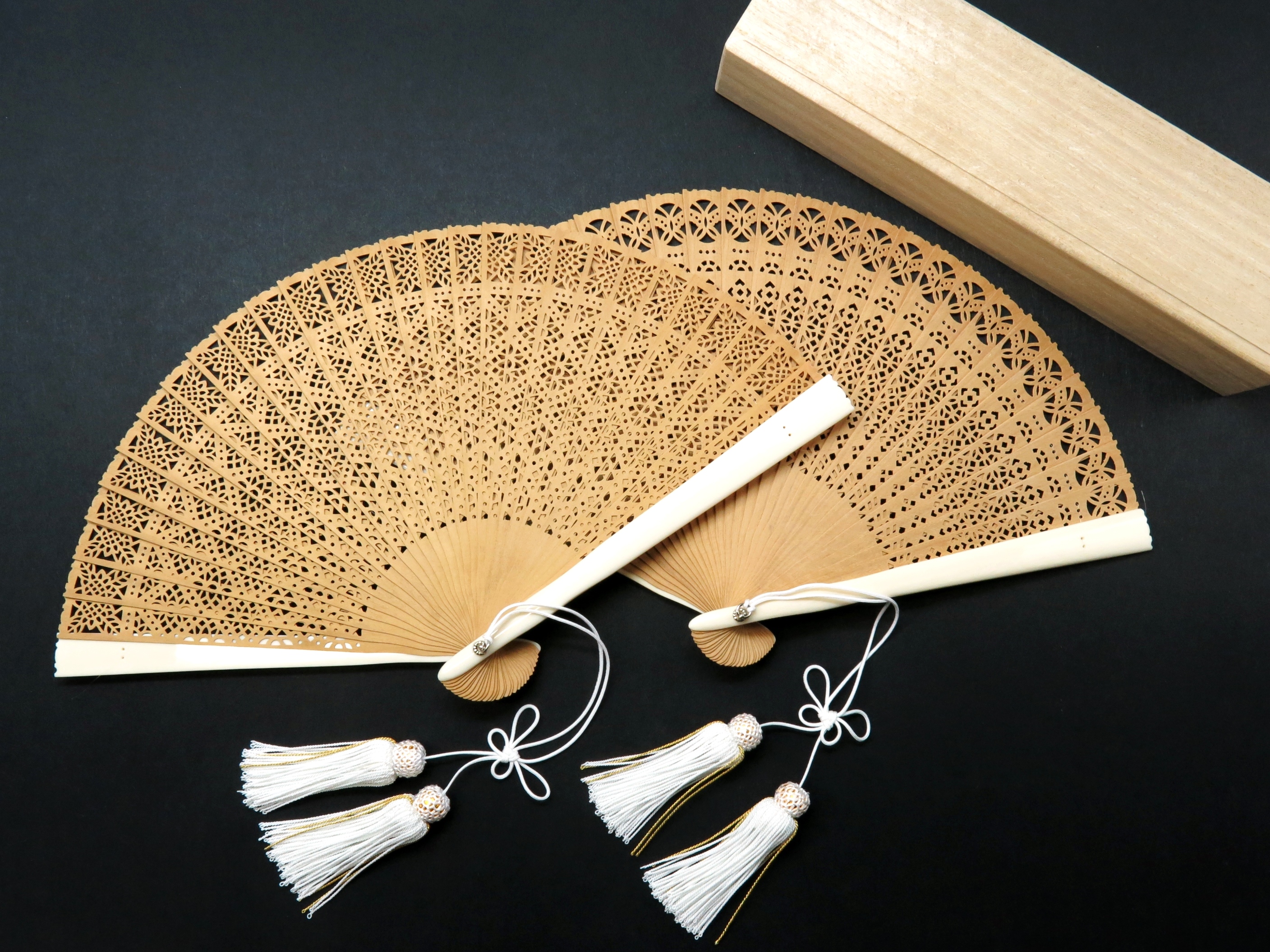 白檀象牙扇子2018｜親骨に象牙を用いた透かし彫り白檀扇子。 | べっ甲