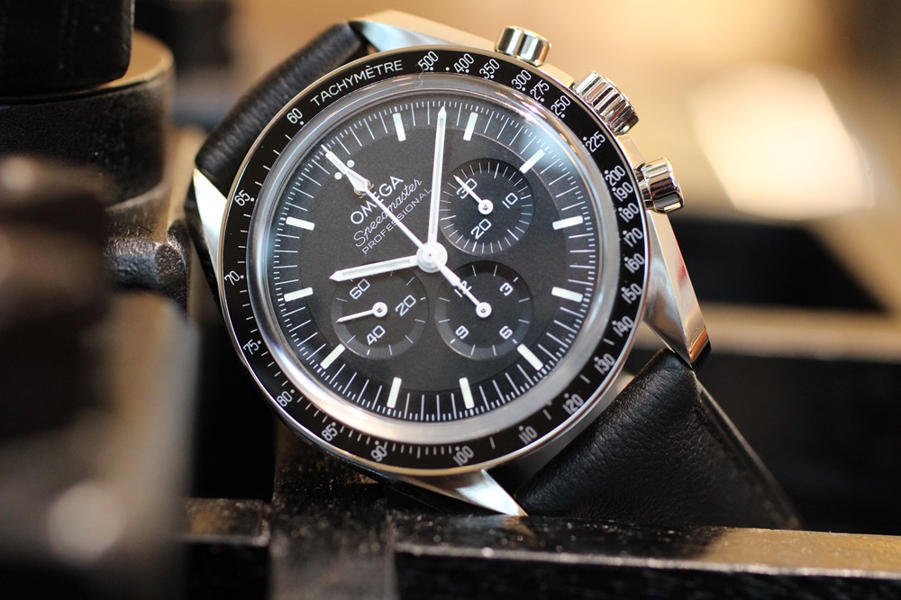 オメガ】スピードマスターオーナー必見！ベルト交換で個性を演出！純正
