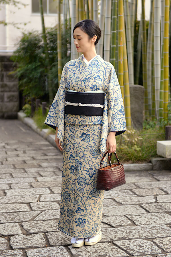 銀座【着物3060】本藍 型染 小紋着物 唐花唐草文 (認定書付) – 銀座