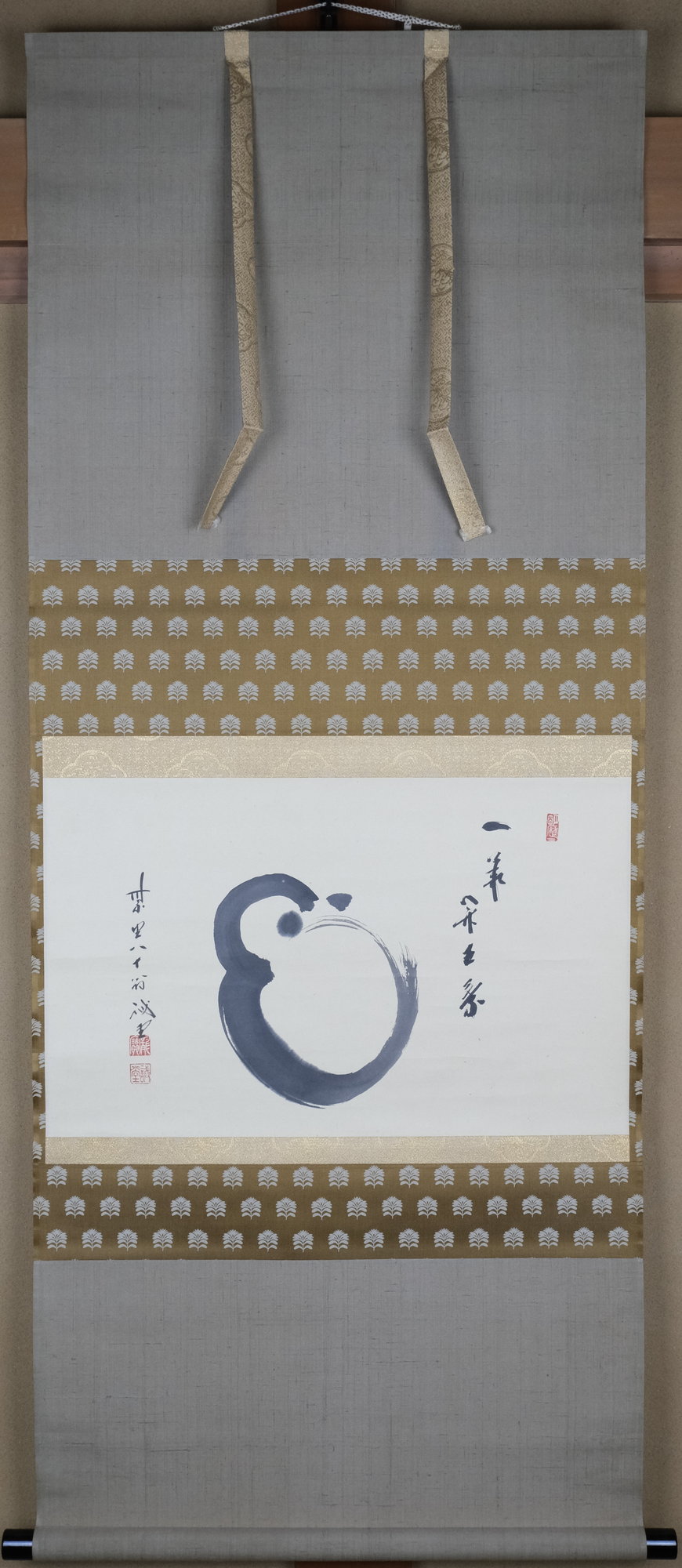 栗山園オンライン通販部 / 【出物】 掛軸 達磨画賛「一華開五葉」 藤井誡堂