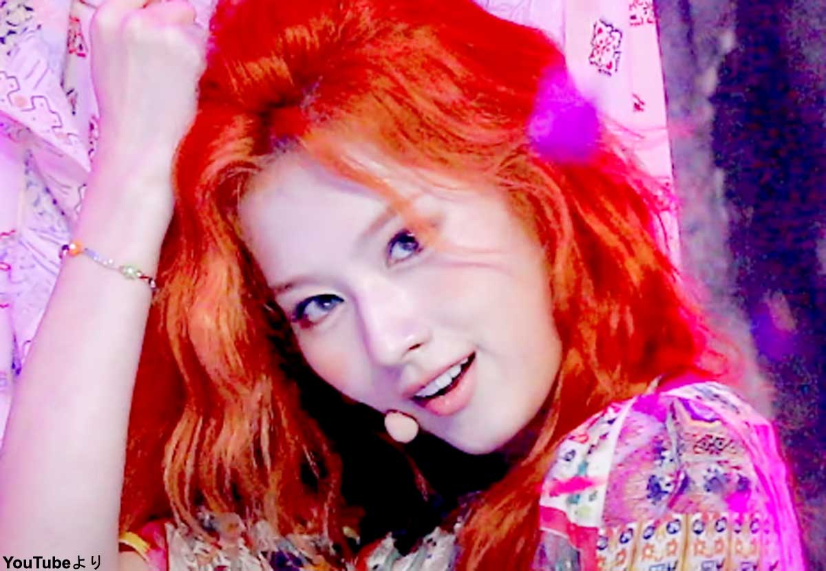 TWICE サナ、新曲「MORE & MORE」のファンカム映像でグループいちの