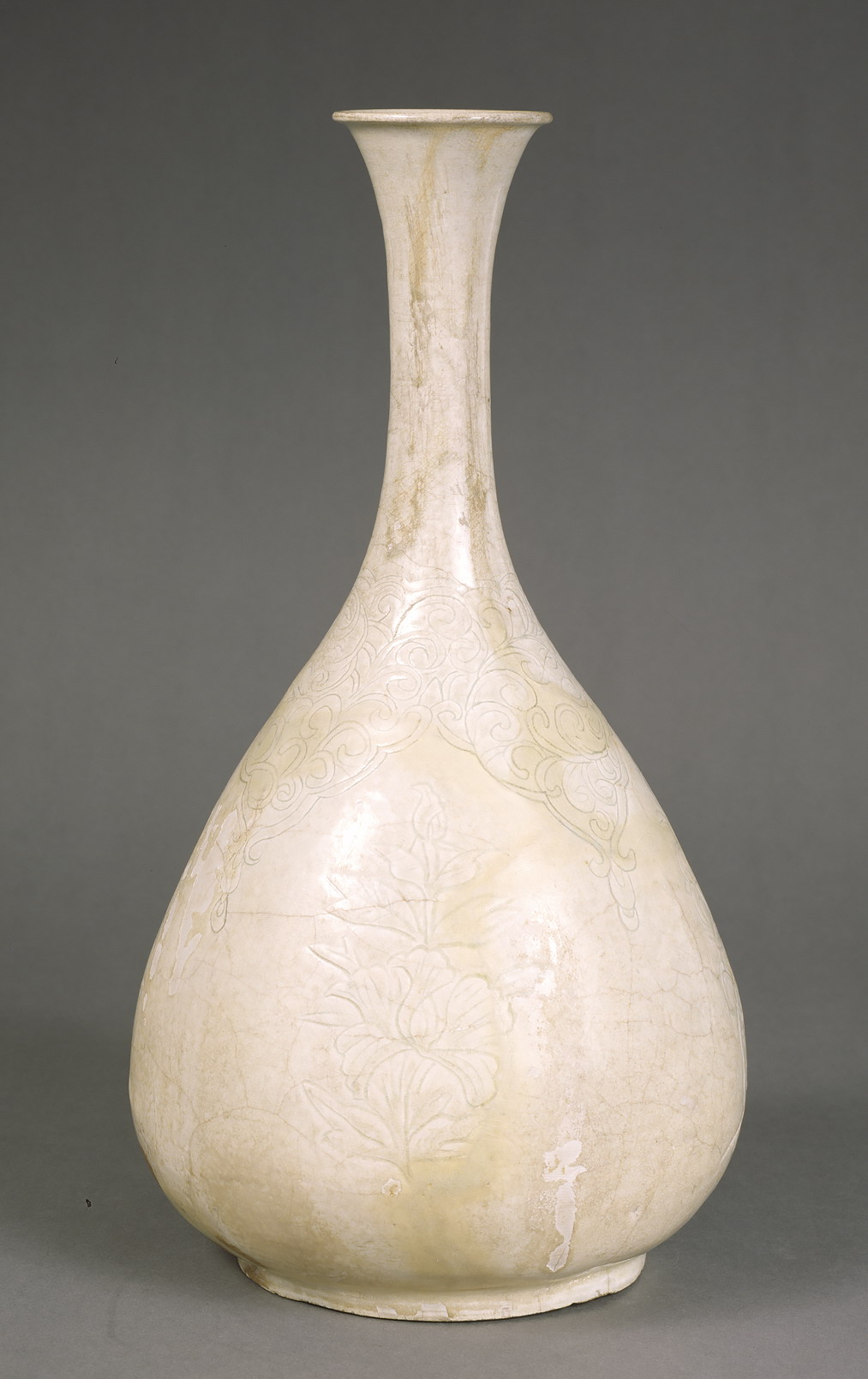 白磁陰刻蓮華牡丹文瓶 - 名品紹介 - 京都国立博物館