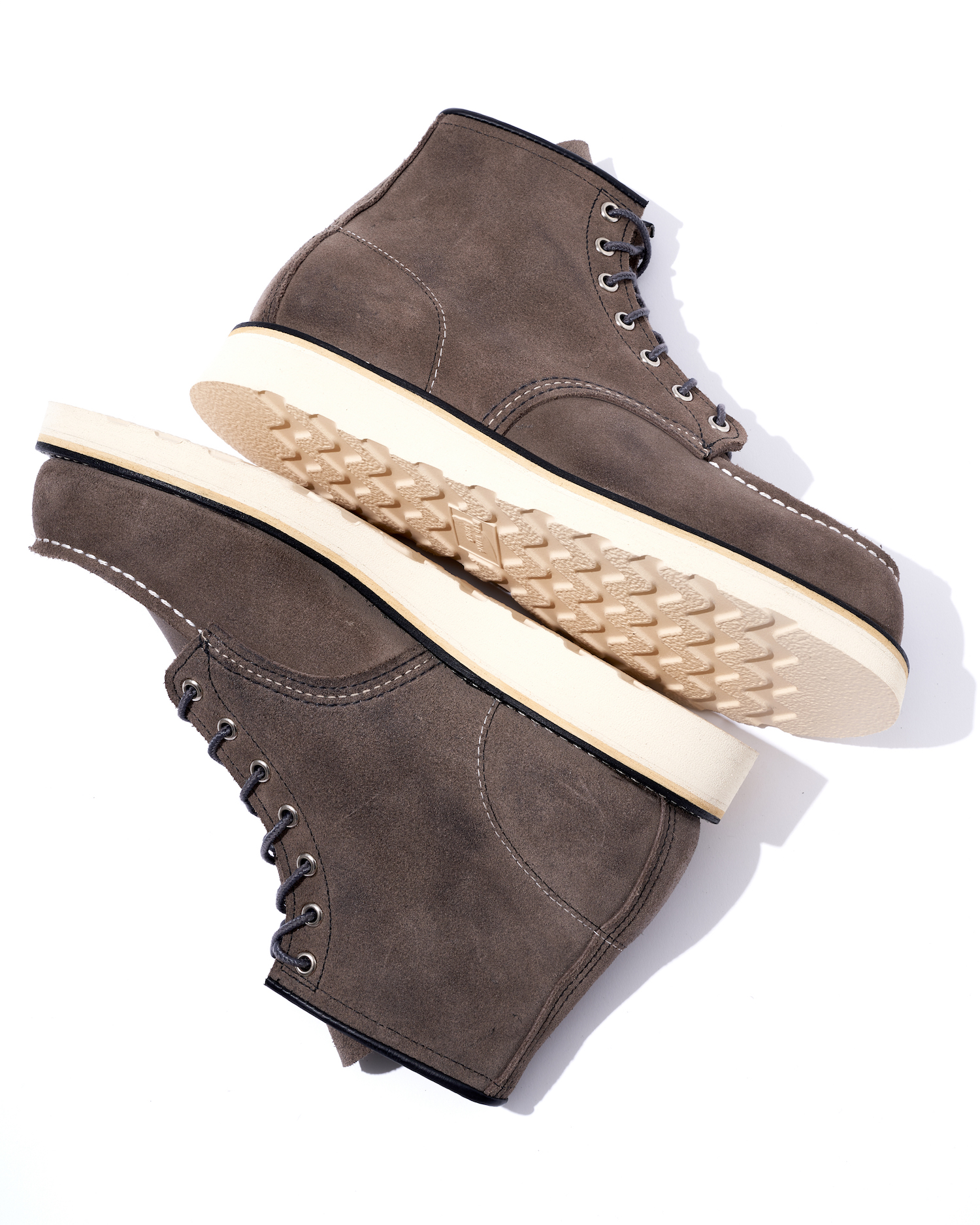 ノンネイティブ藤井隆行氏が監修したグレーのレッド・ウィングは、ミリ