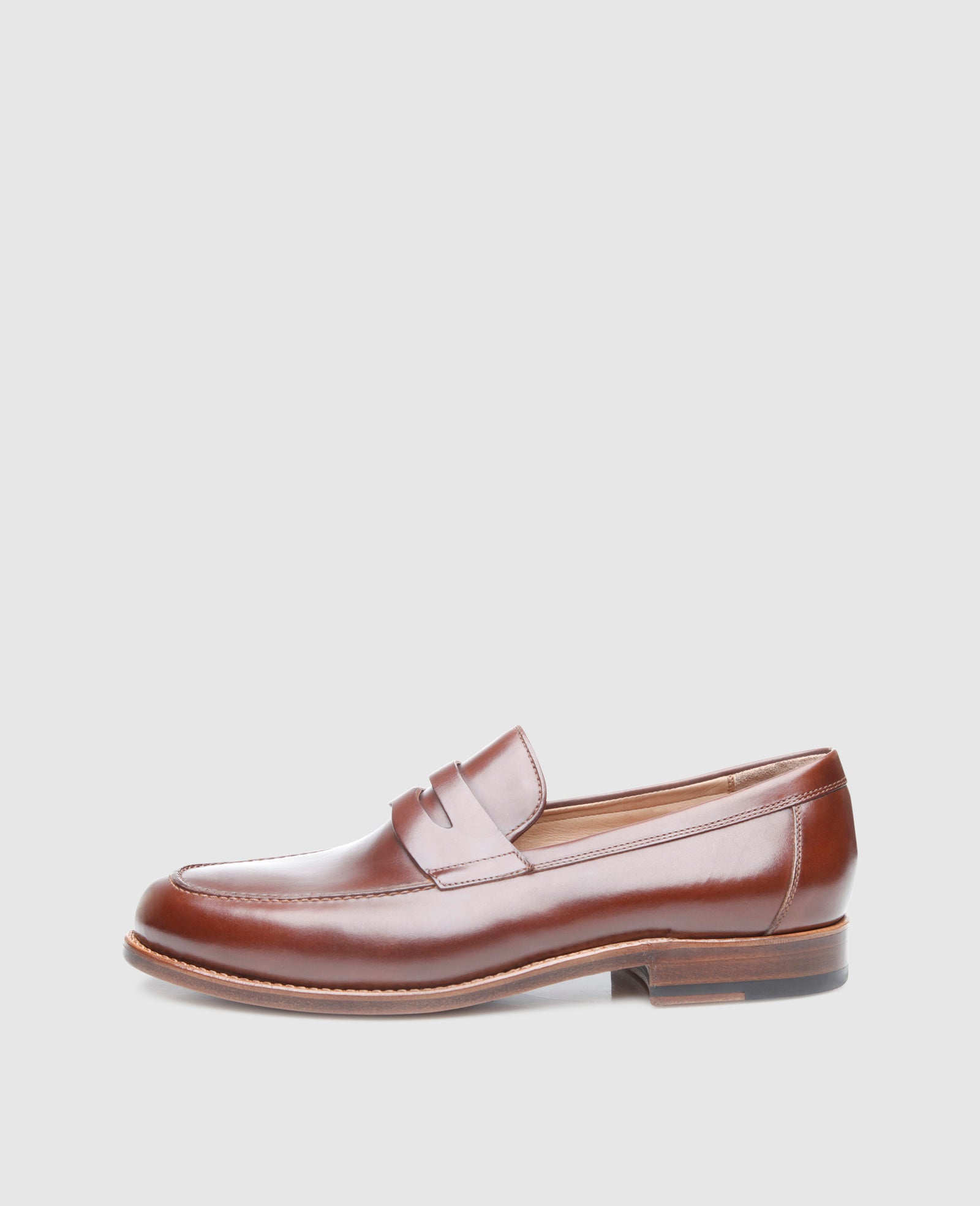 Penny loafer made of calf leather with hand-stitched frame