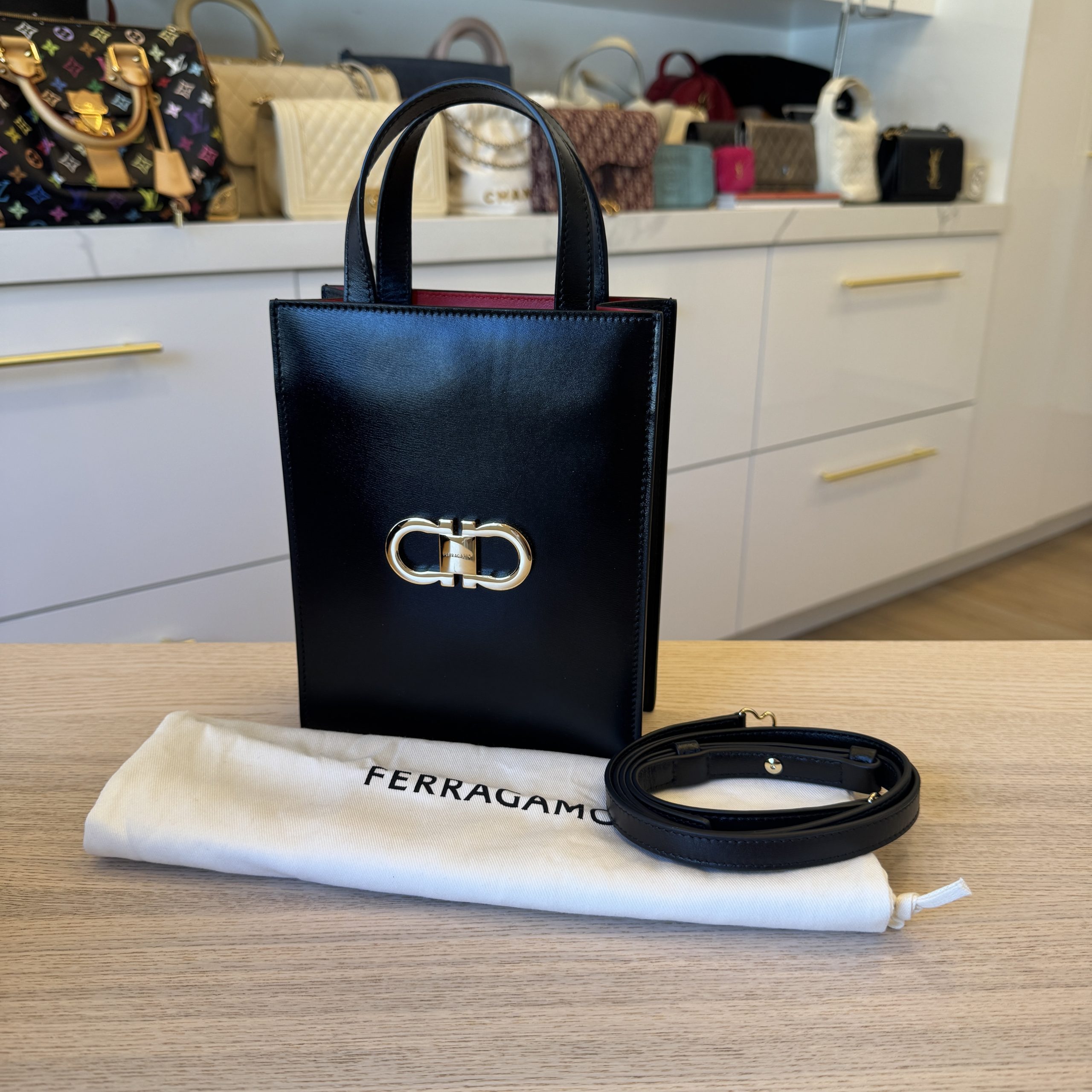 Salvatore Ferragamo Gancini-plaque Leather Minibag Black