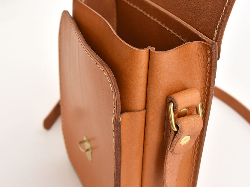 丁度いいサイズ感で使う人を選ばないラップフラップミニショルダー