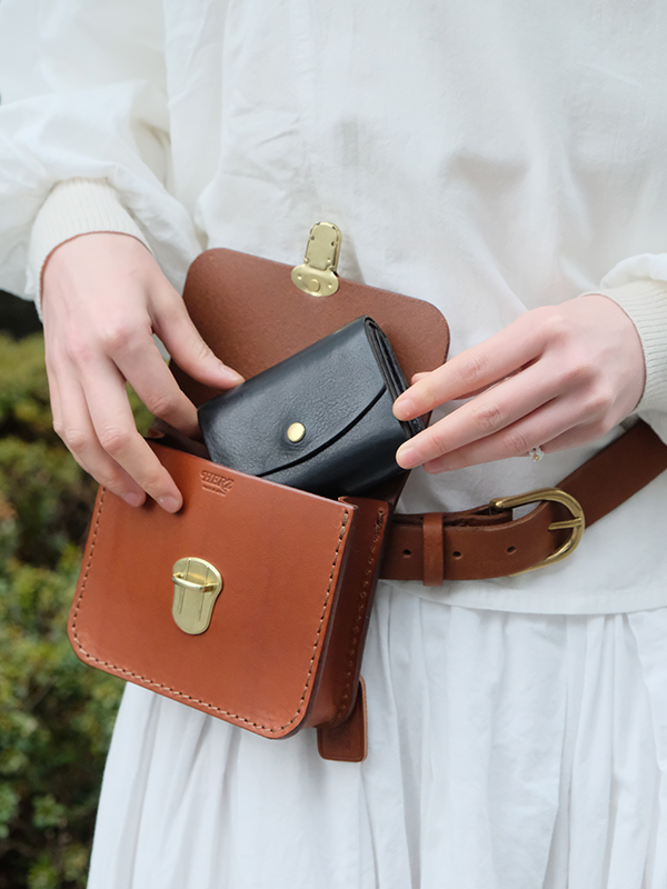 創業初期から作り続けている厚革のシンプルベルトポーチ / 革鞄のHERZ