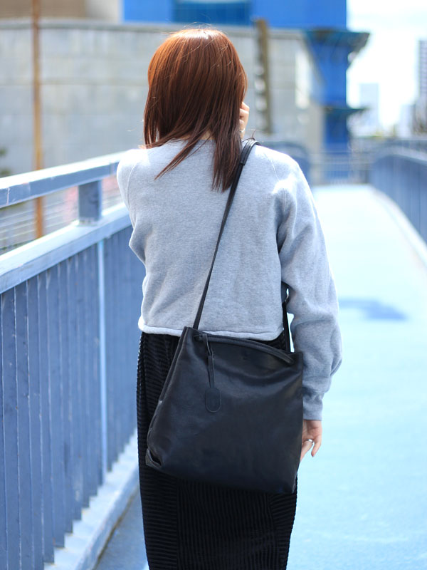 軽くて斜め掛けも出来る使い勝手抜群のショルダートート / 革鞄のHERZ