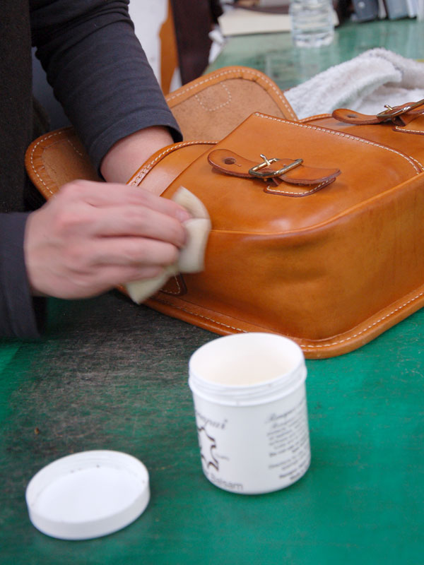 ラナパーは天然原料で作ったドイツ生まれのレザートリートメント / 革