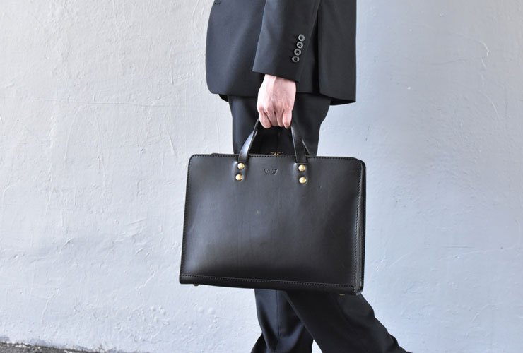 ラウンドファスナーとあおりポケット付の二本手ビジネスバッグ / 革鞄