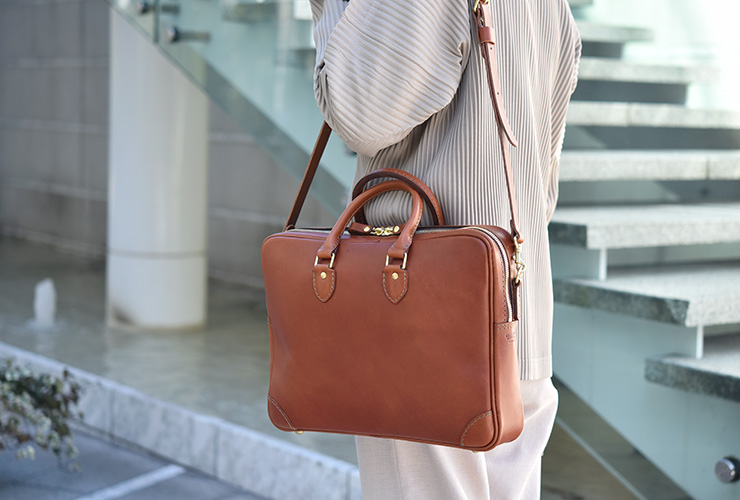 ベーシックデザインでジャケットにも映える本革2wayビジネスバッグ