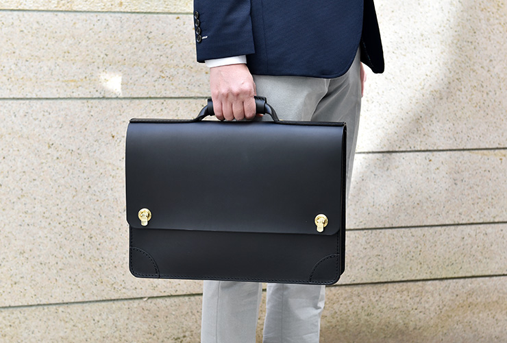 厚い革で丈夫に仕上げたシンプルな丸台おこしブリーフケース / 革鞄の