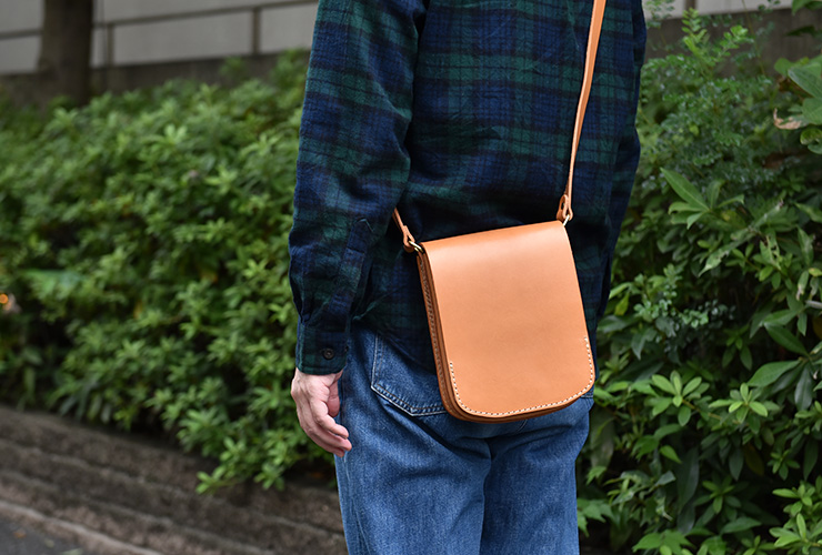 総かぶせのオールレザー縦型ポシェット / 革鞄のHERZ(ヘルツ)公式通販