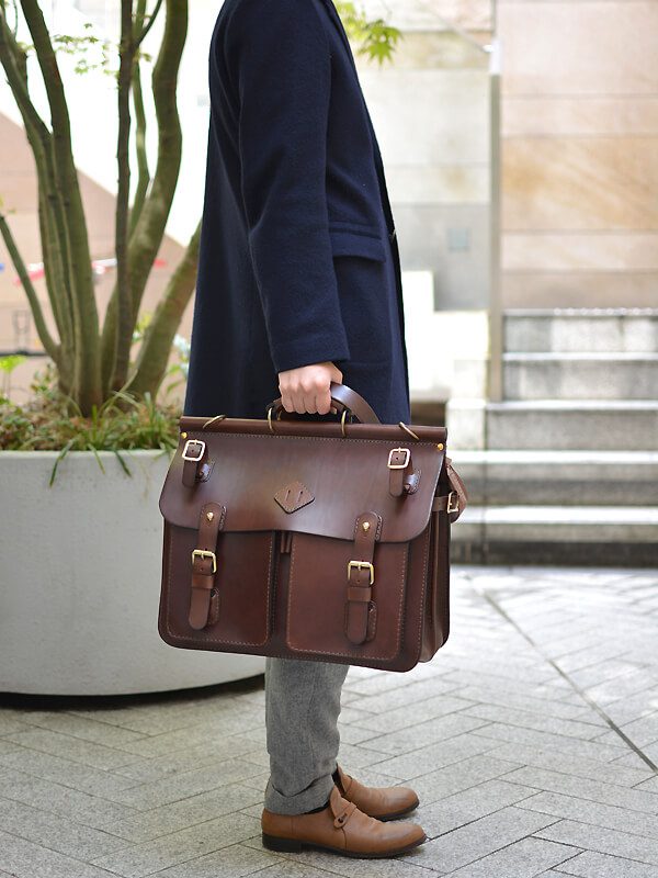 大人の男性に寄り添うクラシックな本革トリップバッグ / 革鞄のHERZ