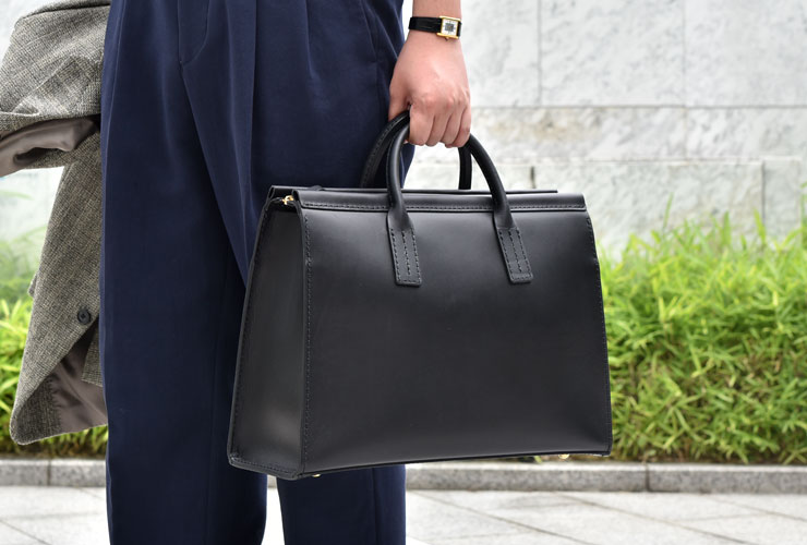 三角マチで収納量を高めたファスナー式二本手ビジネスバッグ / 革鞄の