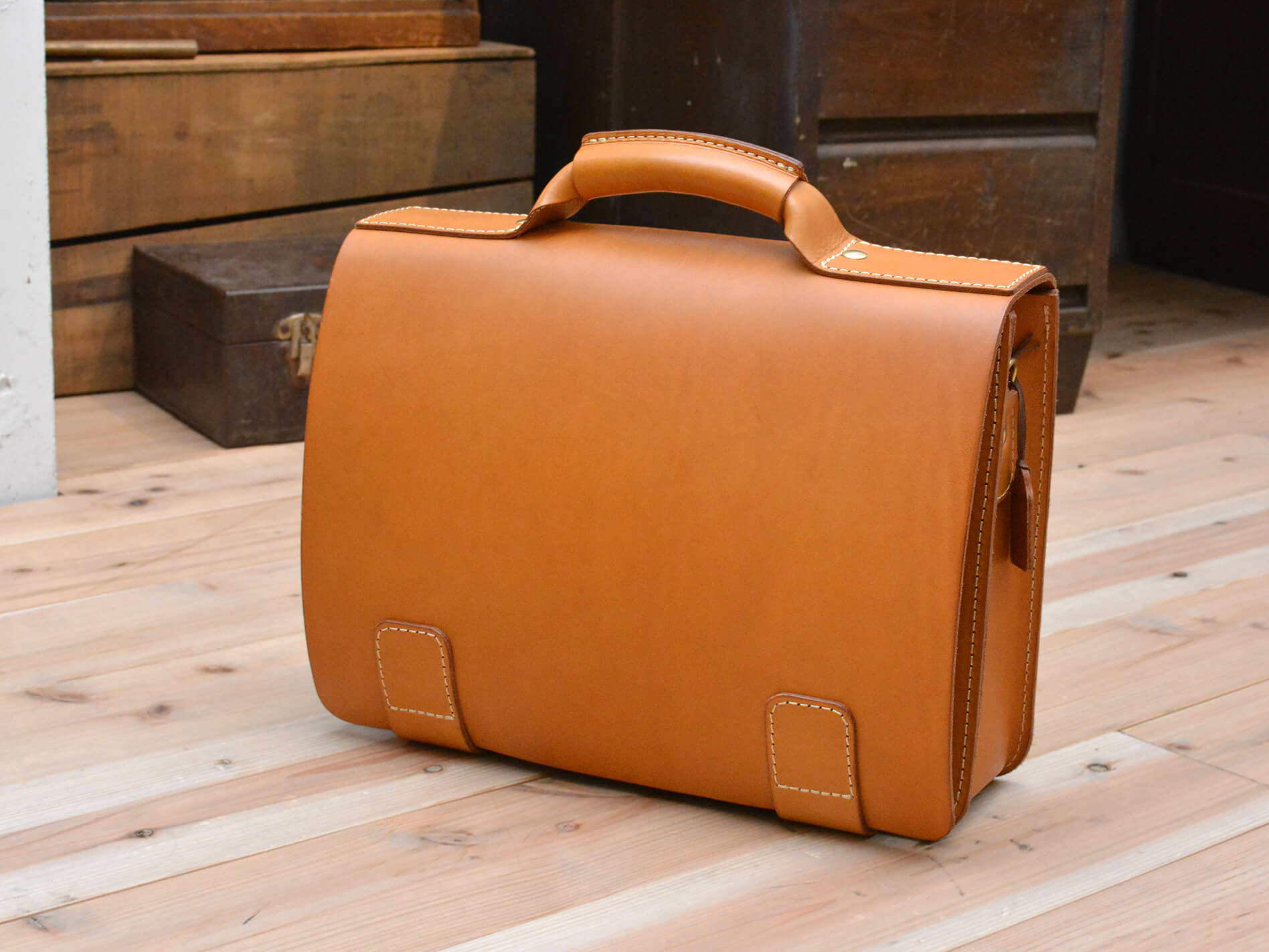 HERZを代表するハードレザーの総かぶせ2wayビジネスバッグ / 革鞄の