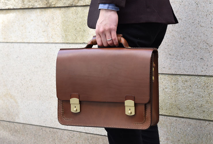 前後にフタ付ポケットが付いた本革の2wayビジネスバッグ / 革鞄のHERZ