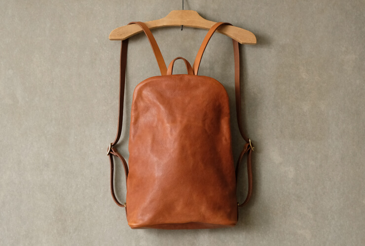 プレーンな表情のユーフラテ革のリュックサック / 革鞄のHERZ(ヘルツ