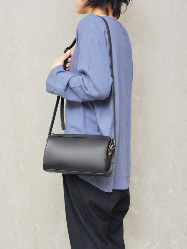シンプルデザインのファスナーショルダーバッグ / 革鞄のHERZ(ヘルツ