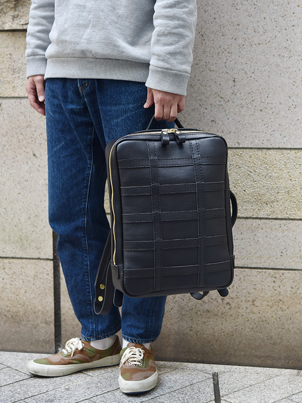 メンズ・レディース問わずで使える革のスクエアリュック / 革鞄のHERZ