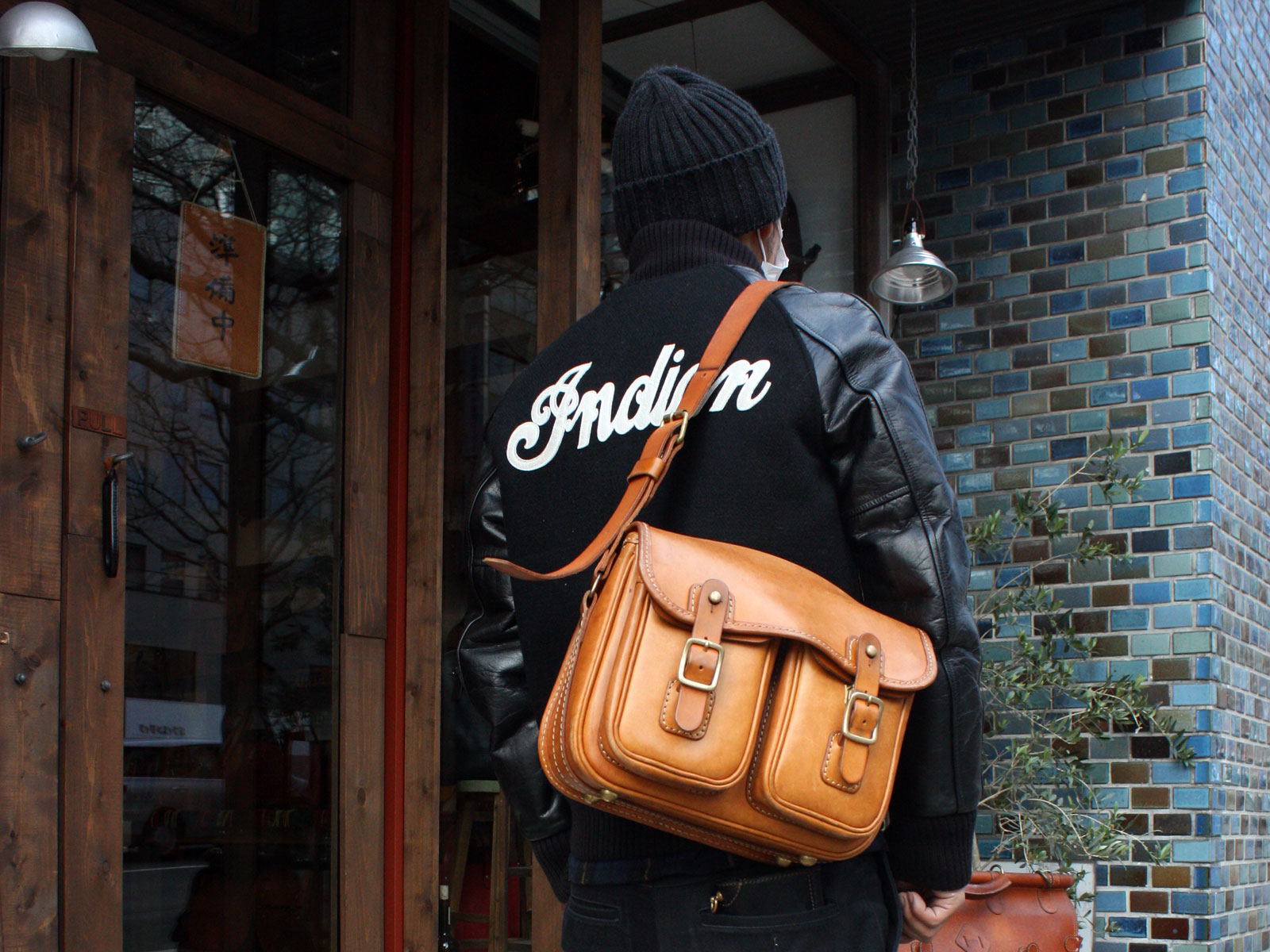 仙台店作り手：小田島愛用「ギボシ留めショルダーバッグ」｜革鞄・革