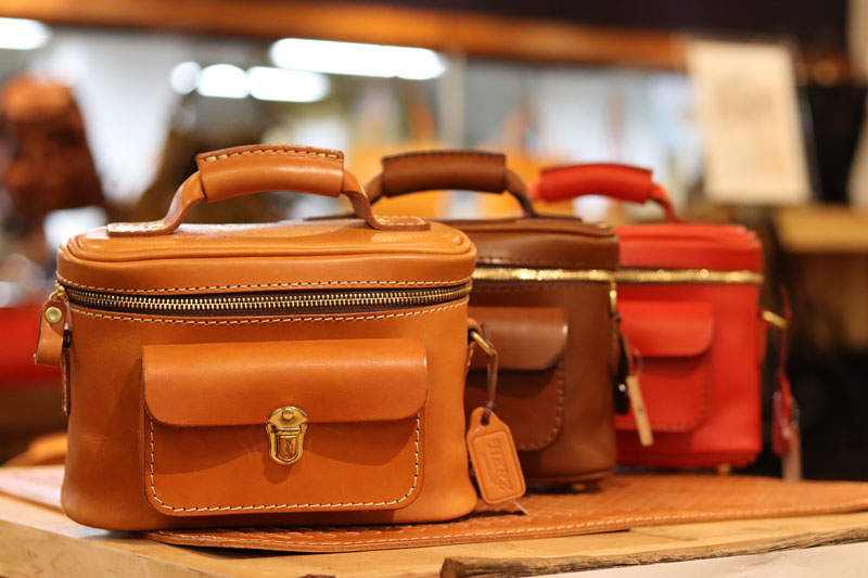 夏のカメラバッグ特集 ～日常はシャッターチャンスに溢れている～｜革