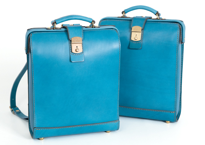 限定色のセルリアンブルー革で作る、HERZ夏の企画2025｜革鞄・革小物の