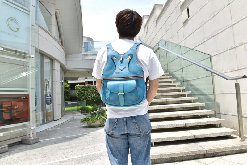 夏の限定革「セルリアンブルー」本店ラインナップの一部をご紹介｜革鞄