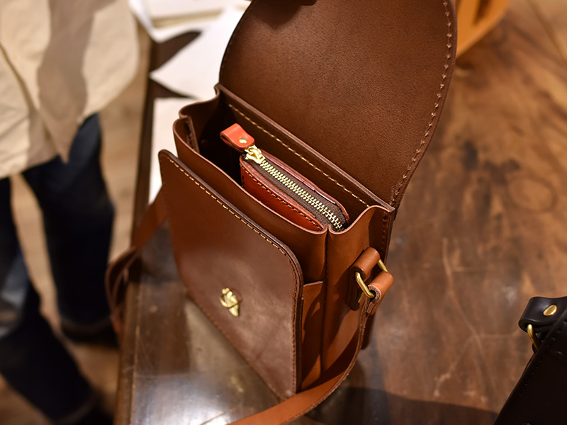 新作！ラップフラップミニショルダーの作り手インタビュー｜革鞄・革
