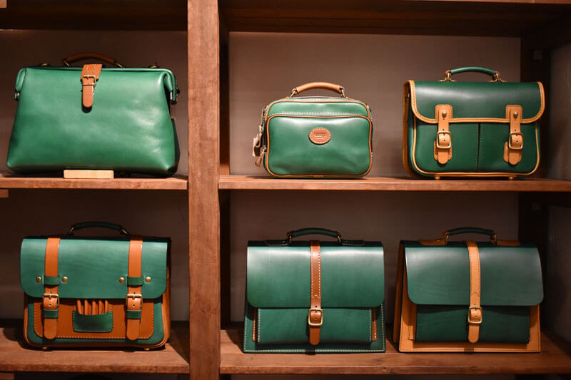 冬の限定色「ボトルグリーン」in 博多店｜革鞄・革小物のHERZ公式通販
