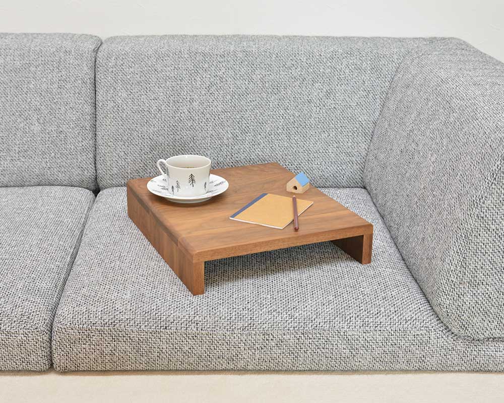 ラグやローソファーの上で使えるちょうどいいサイズのテーブル 「mii