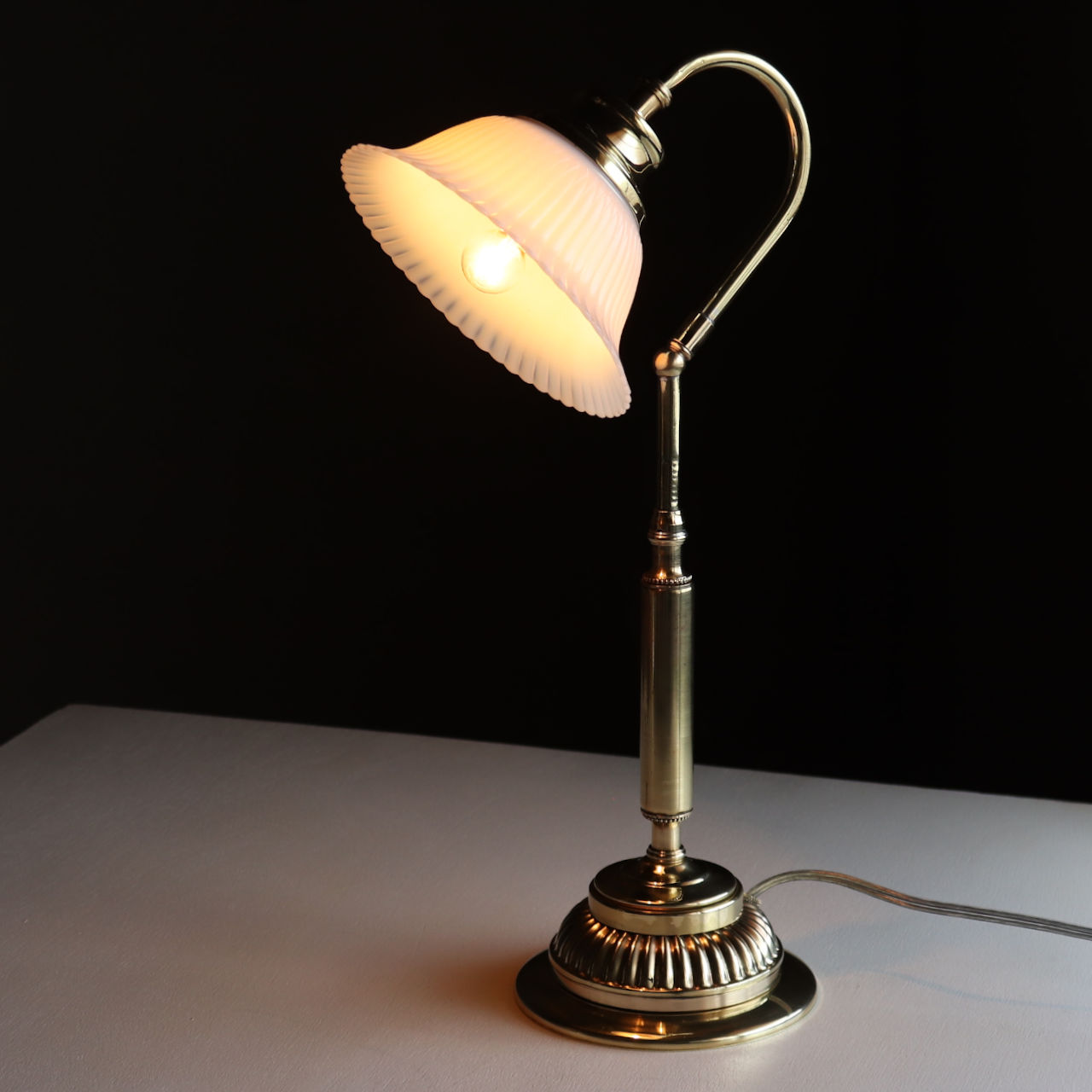 USAヴィンテージミルクガラスフリルシェード真鍮テーブルライト