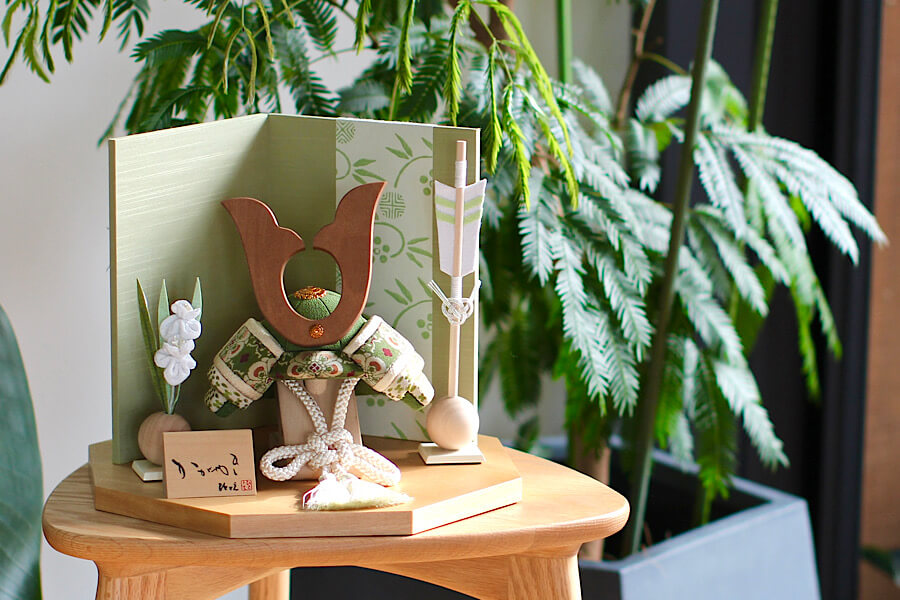 五月人形 木目込み兜 - 朔 - さく - 松竹梅薄萌黄｜ コンパクトで